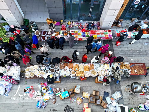 江西赣江新区周末集市年味浓 日用百货映照传统与现代的交融